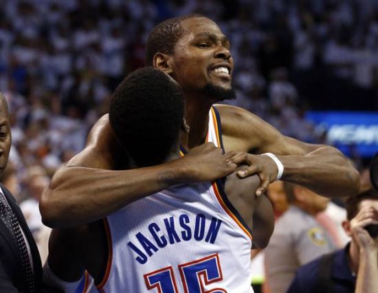 米体：泽林斯基出现轻微肌肉问题，可能不会出战比萨