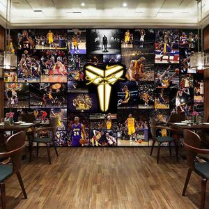 男子健身房举哑铃，哑铃片松动直接砸到脸上