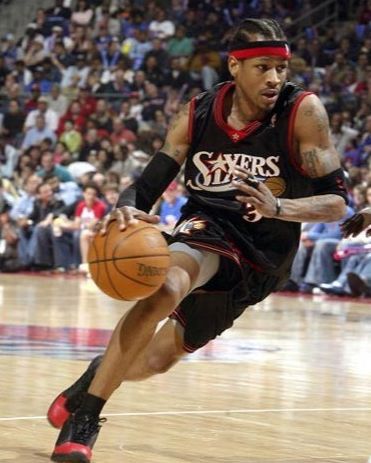 亚洲足球之光，赛后孙兴慜与胡桑诺夫拥抱致意